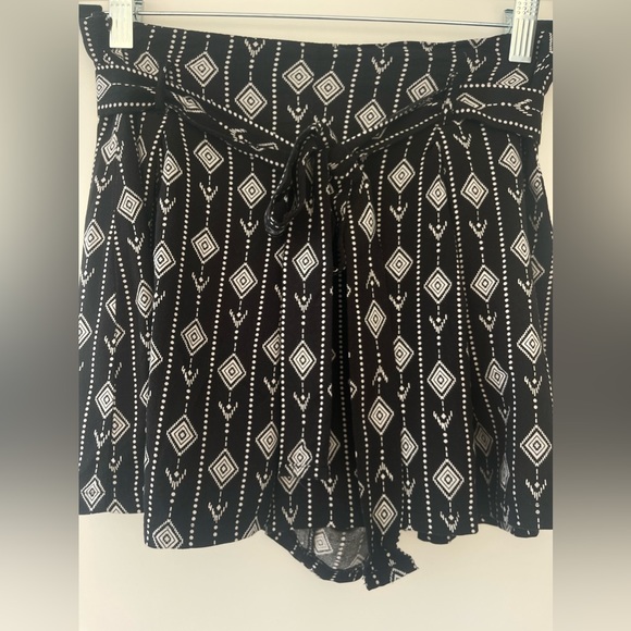 Forever 21 - Print Shorts (Medium) - Picture 2 of 4